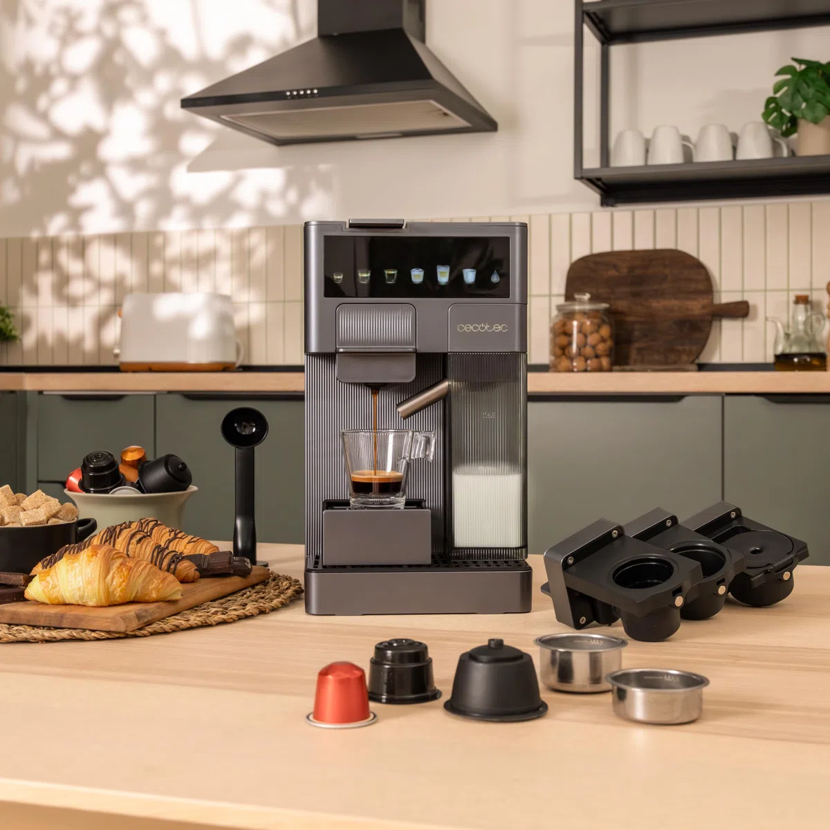 Cecotec Cafetières à Capsules FreeStyle Latte T. Cafetière multifonctionnelle Nespresso,Dolce Gusto,Café en Poudre et K-fee,1350 W avec réservoir de 400 ml pour 6 types de café.