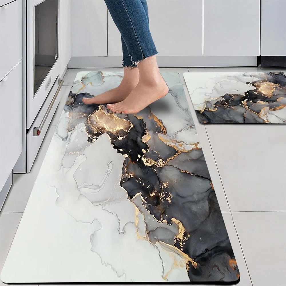 Mrcrypos Lot de 2 tapis de cuisine de luxe en marbre noir et doré en cuir PVC, imperméable, antidérapant, rembourré, anti-fatigue, tapis de cuisine confortables pour sol, évier, buanderie, bureau,