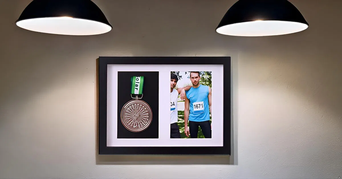 Cadre pour afficher des médailles ， Médaille pour le sport Boîte 3D Cadre photo ， Encadrement pour photo Cadre noir et couleur noyer profond pour cadre profond 3D Pour afficher les médailles