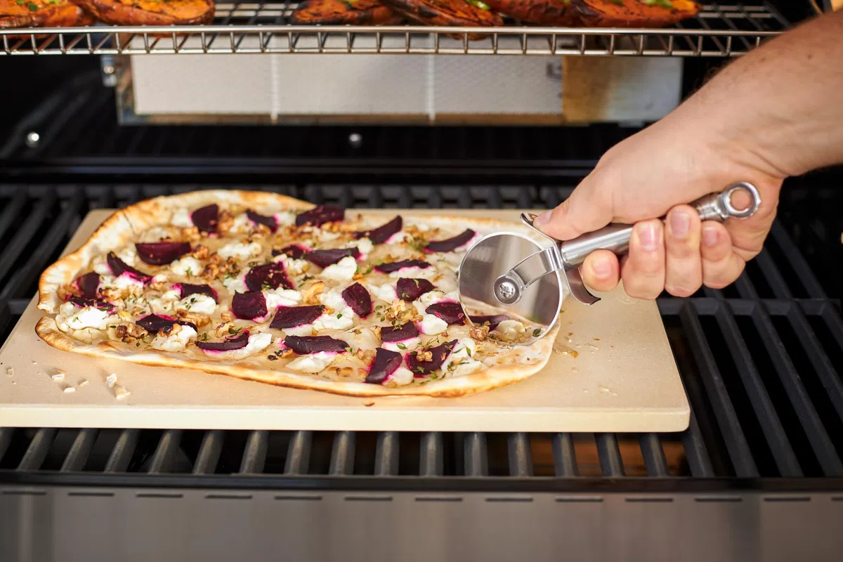 RÖSLE Pierre à pizza rectangulaire, de haute qualité en cordiérite pour la préparation de pizzas, tartes flambées, pain etc. sur le gril ou dans le four, 42 x 30 cm