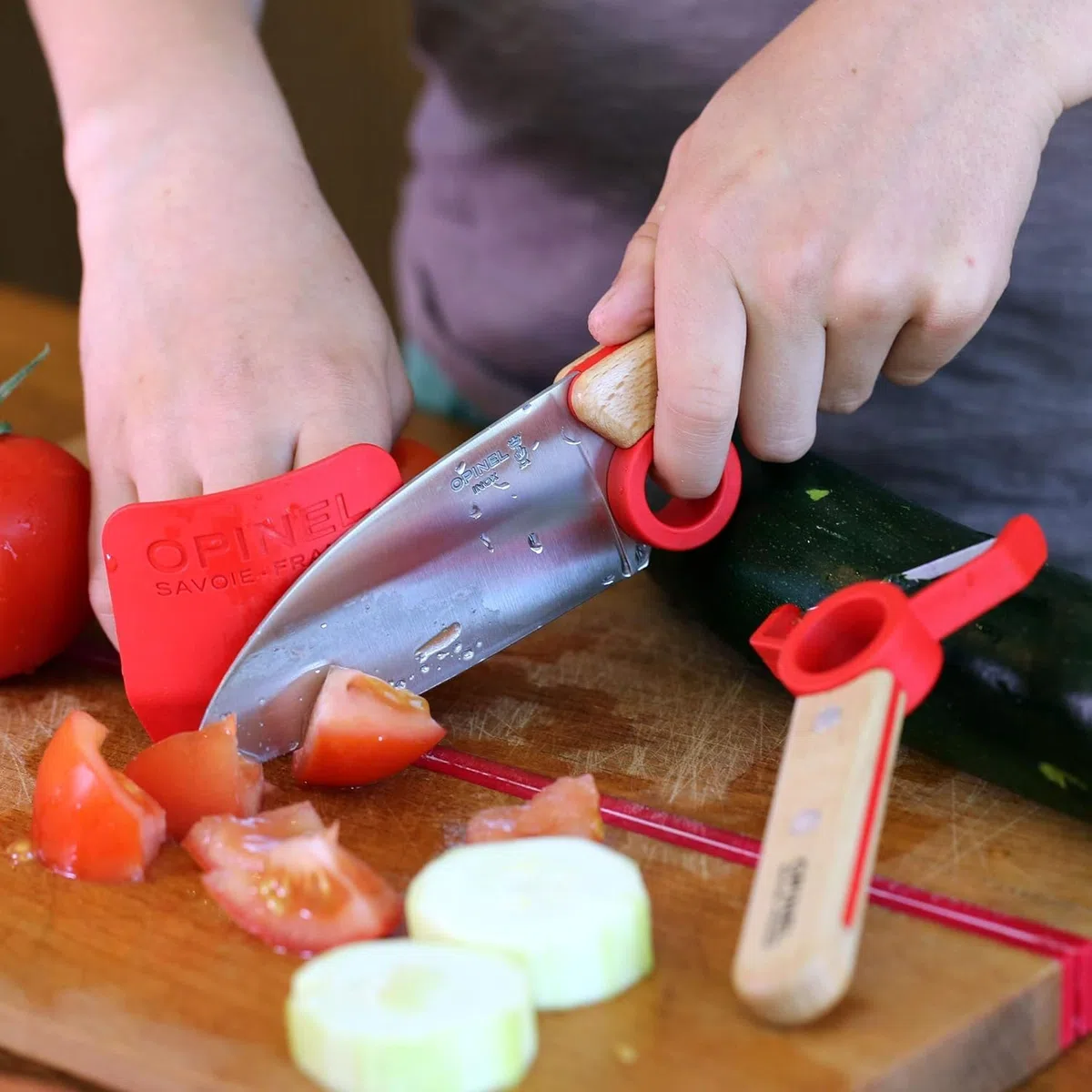 Opinel Le Petit Chef Lot de 3 couteaux de cuisine pour enfant avec manche en bois - Gravure personnelle - Éplucheur - Inoxydable - Protection des doigts - Cadeau (rouge)