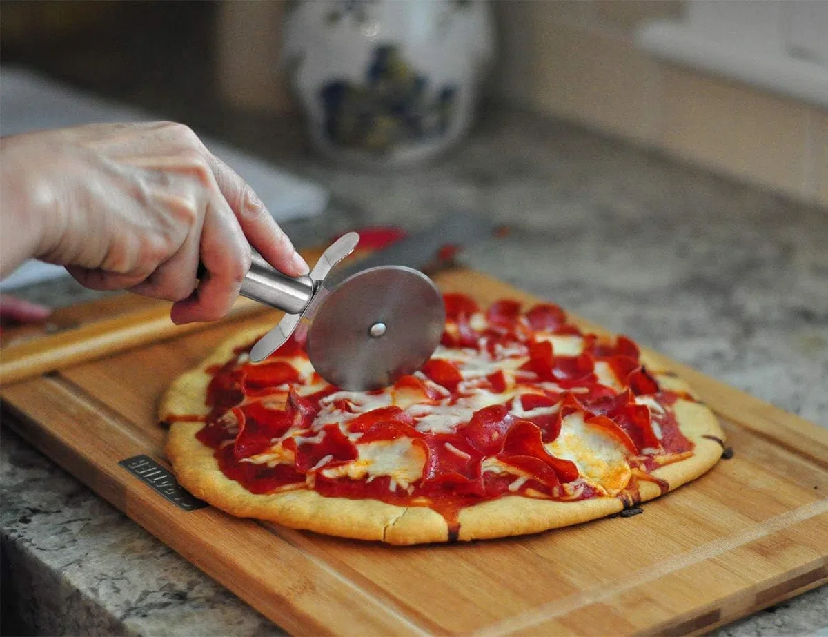 onlyfire Kit Accessoires Pizza 4 Pièces, Pierre à Pizza 38cm en Cordiérite, Pelle à Pizza Aluminium avec Manche en Bois, Roulette et Spatule Longue en INOX pour Grill, Barbecue et Four