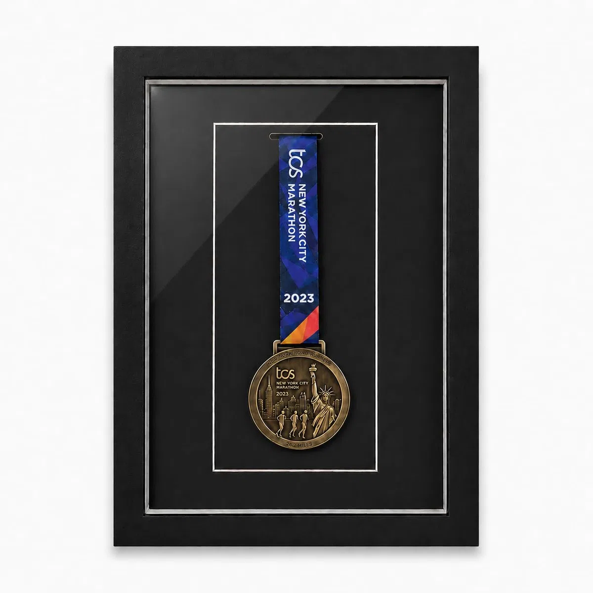 Cadre pour médaille 9x13 inch, Noir, façade en Verre | Présente une médaille dans un cadre sobre avec façade en verre, à poser ou à accrocher