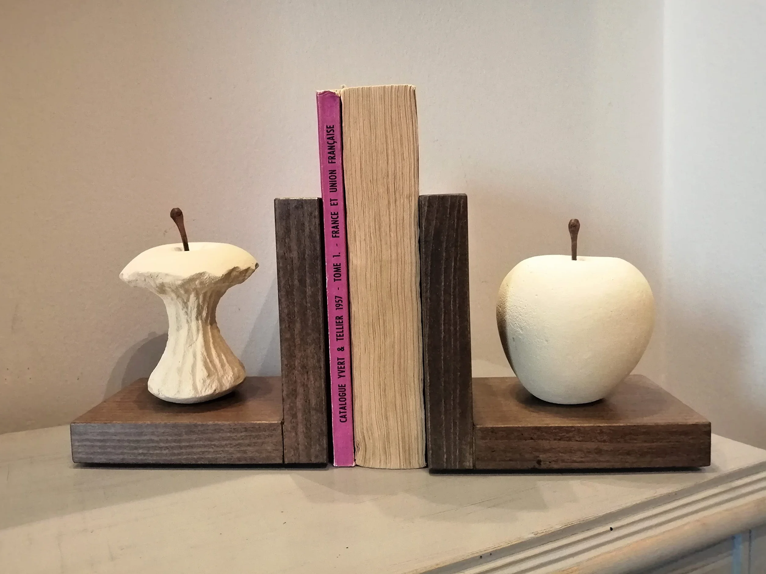 Progetto Arte Paire Serre-Livres Pomme Mangée Sculpture Pierre Base Bois Fait Main