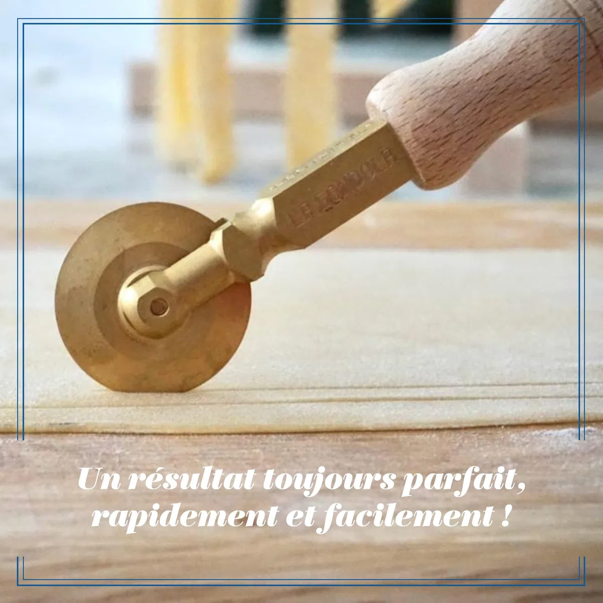 La Gondola Lot de 2 Roulettes Coupe-Pâtes - Roue Lisse et Roue Décoré | Outils de Préparation des Fait Maison Pâtes | Laiton & Bois Naturel Roulettes Découpe | Roulettes à Ravioli Fabriqué en Italie