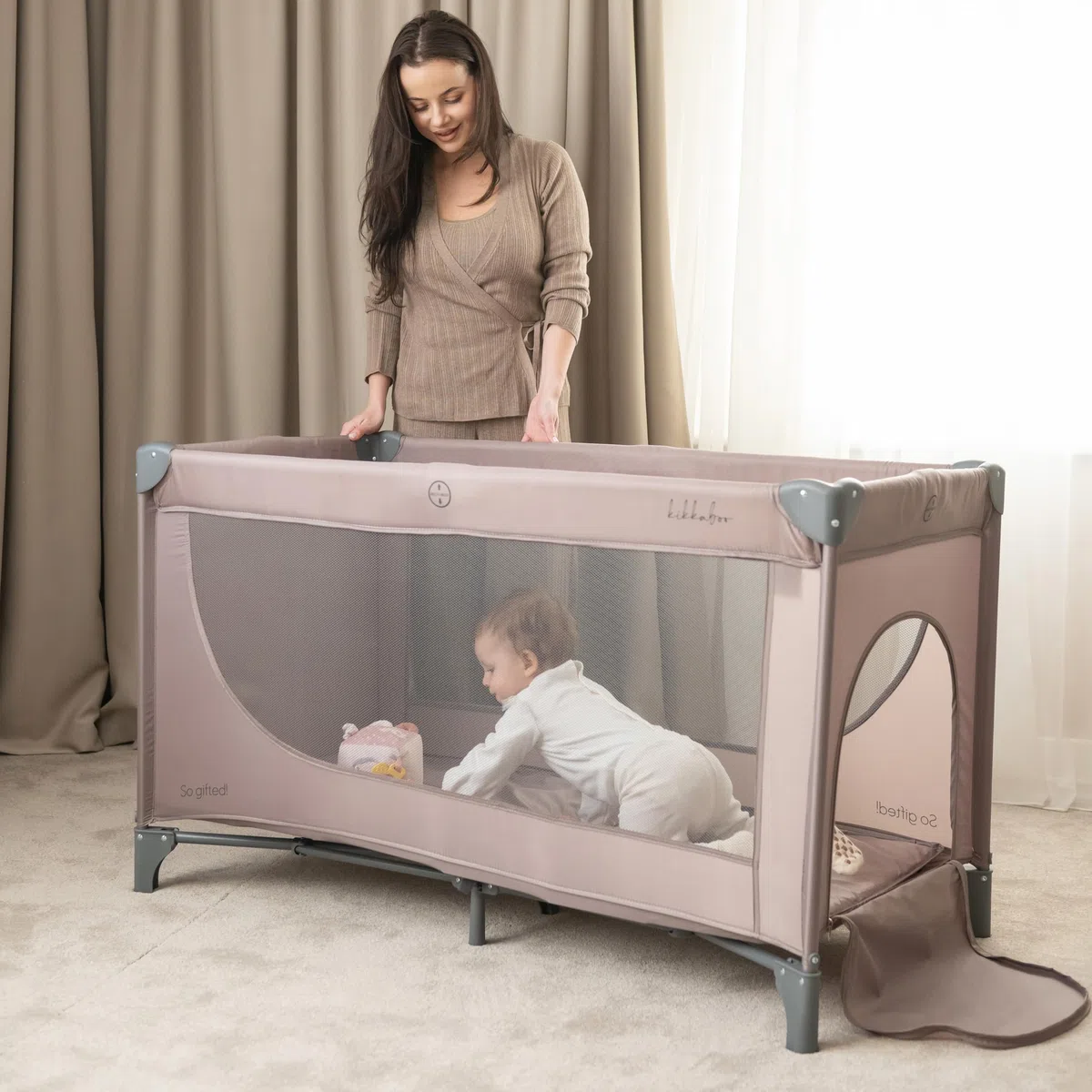 KikkaBoo Lit Parapluie Bébé Pliable Compact So Gifted, Lit de Voyage Léger 120x60 cm, Jusqu’à 15 kg, sans Matelas, Sac de Transport Inclus, Beige Foncé, Cot