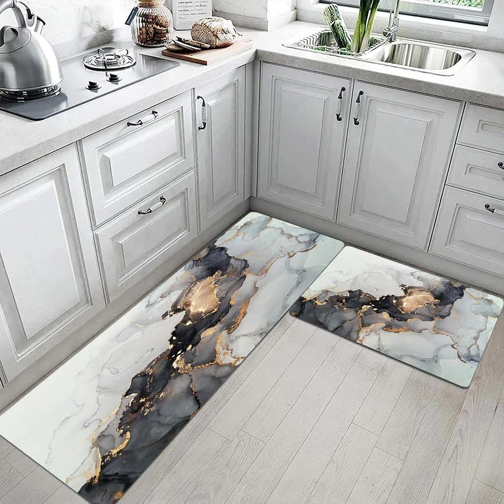 Mrcrypos Lot de 2 tapis de cuisine de luxe en marbre noir et doré en cuir PVC, imperméable, antidérapant, rembourré, anti-fatigue, tapis de cuisine confortables pour sol, évier, buanderie, bureau,