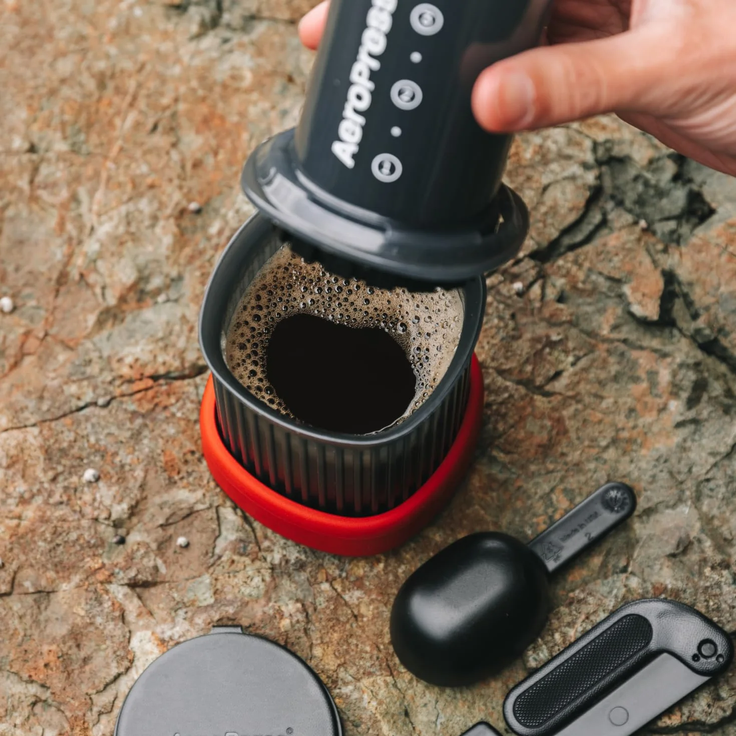 AeroPress Go cafetière portable extra-petite, idéale pour voyage, randonnée & camping, presse française tout-en-un, cafetière manuelle filtre & expresso, infusion en 2 min