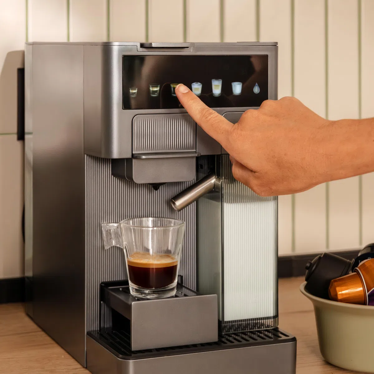 Cecotec Cafetières à Capsules FreeStyle Latte T. Cafetière multifonctionnelle Nespresso,Dolce Gusto,Café en Poudre et K-fee,1350 W avec réservoir de 400 ml pour 6 types de café.