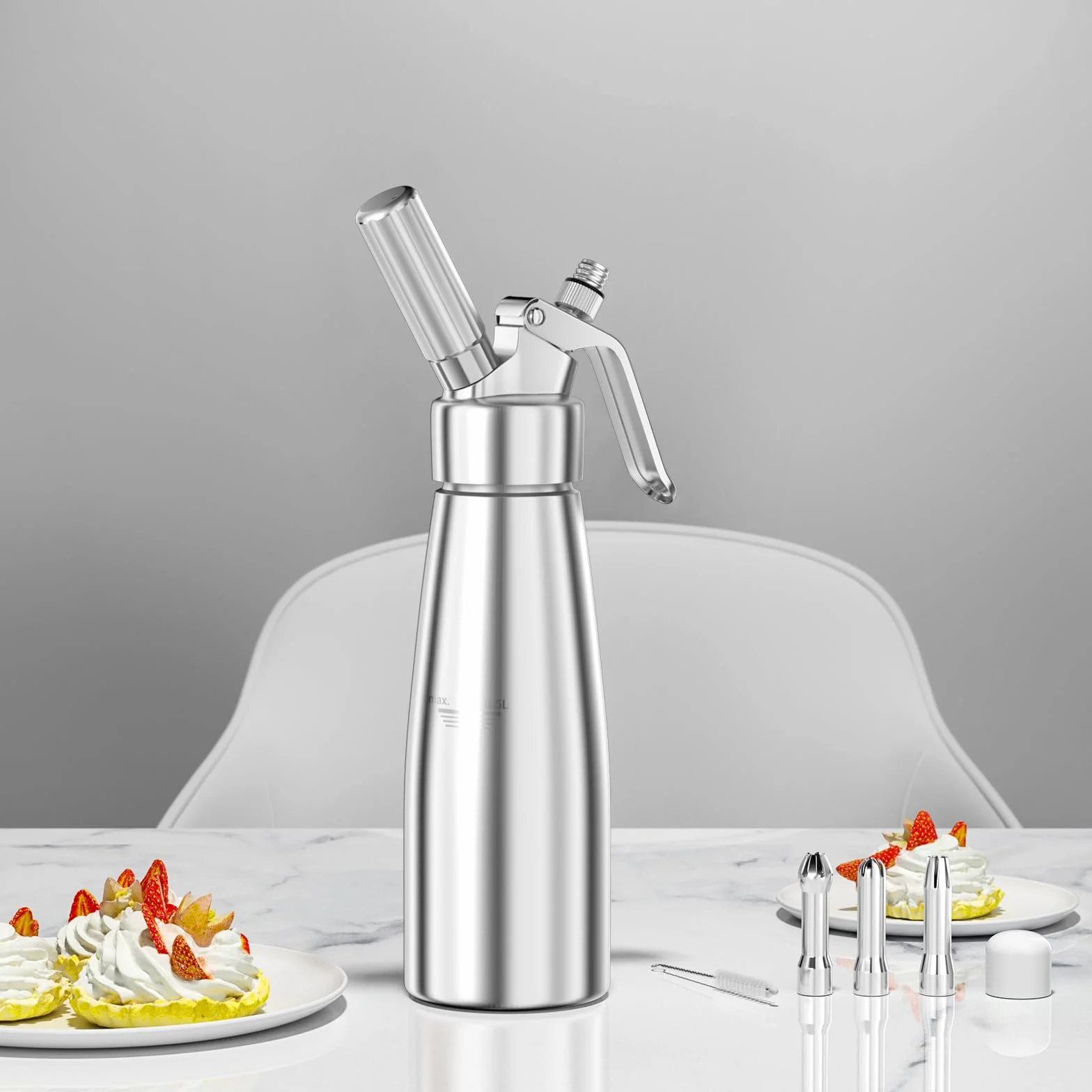 Fousenuk 500ml Siphon Chantilly, Siphon à Crème en Aluminium avec 3 Douilles en Acier Inoxydable et 1 Brosse de Nettoyage pour Décoration Gâteaux d'anniversaire Pâtisserie Crème Glacée et Desserts