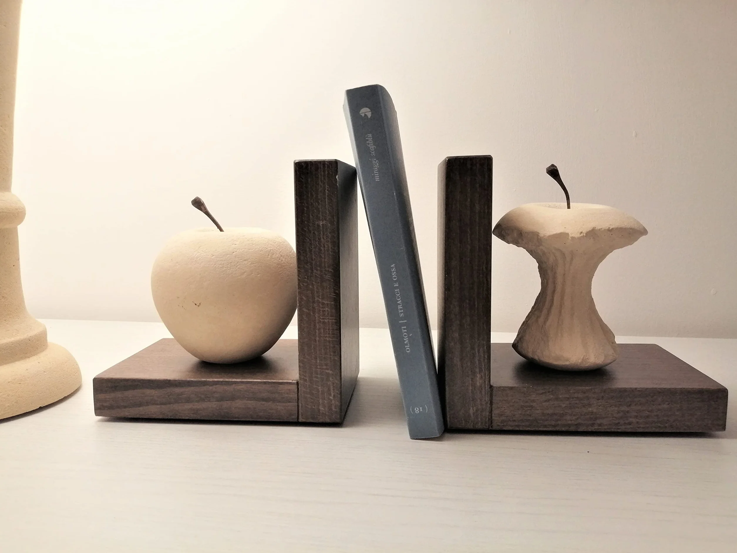Progetto Arte Paire Serre-Livres Pomme Mangée Sculpture Pierre Base Bois Fait Main