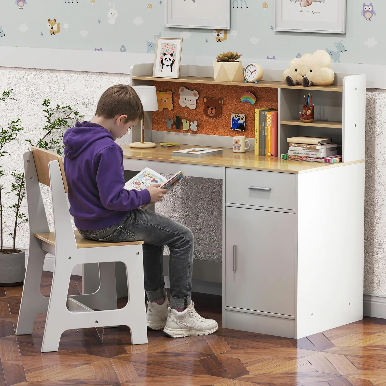 LIFEZEAL Ensemble de Table et Chaise pour Enfants, mobilier Multifonctionnel pour Enfants, Bureau avec étagère, tiroir, Armoire, Tableau en liège, Tabouret Ergonomique avec Dossier incliné (Naturel)