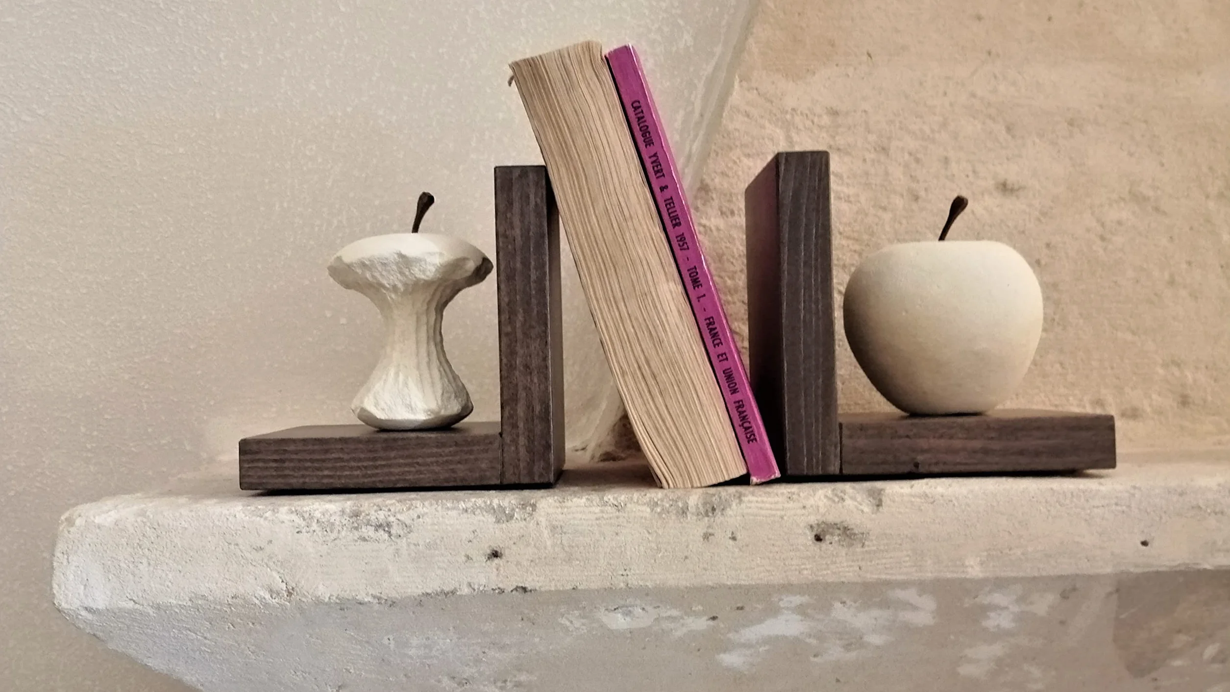 Progetto Arte Paire Serre-Livres Pomme Mangée Sculpture Pierre Base Bois Fait Main