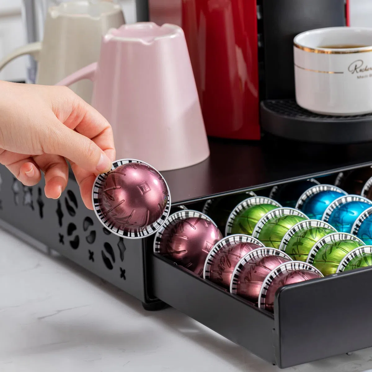 FlagShip Support de capsules pour Nespresso Vertuo - Organiseur de capsules - Design de bar à café et support pour machine à café - Métal noir (capacité de 50 capsules)