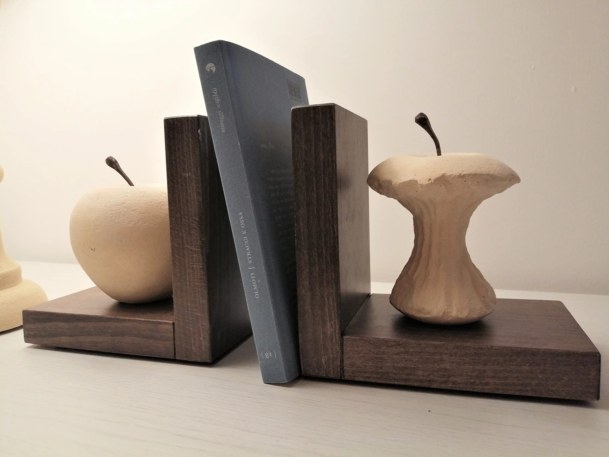 Progetto Arte Paire Serre-Livres Pomme Mangée Sculpture Pierre Base Bois Fait Main