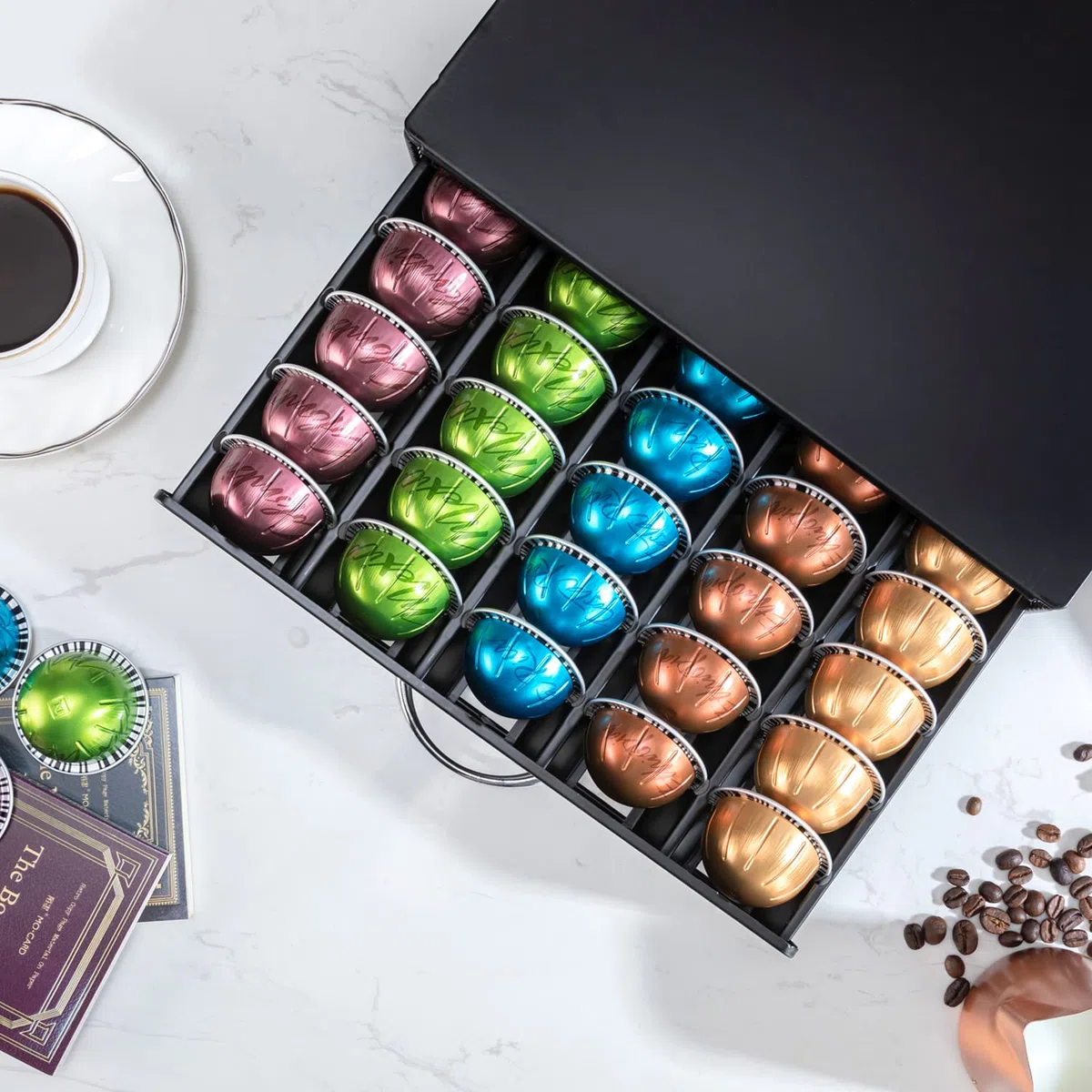 FlagShip Support de capsules pour Nespresso Vertuo - Organiseur de capsules - Design de bar à café et support pour machine à café - Métal noir (capacité de 50 capsules)
