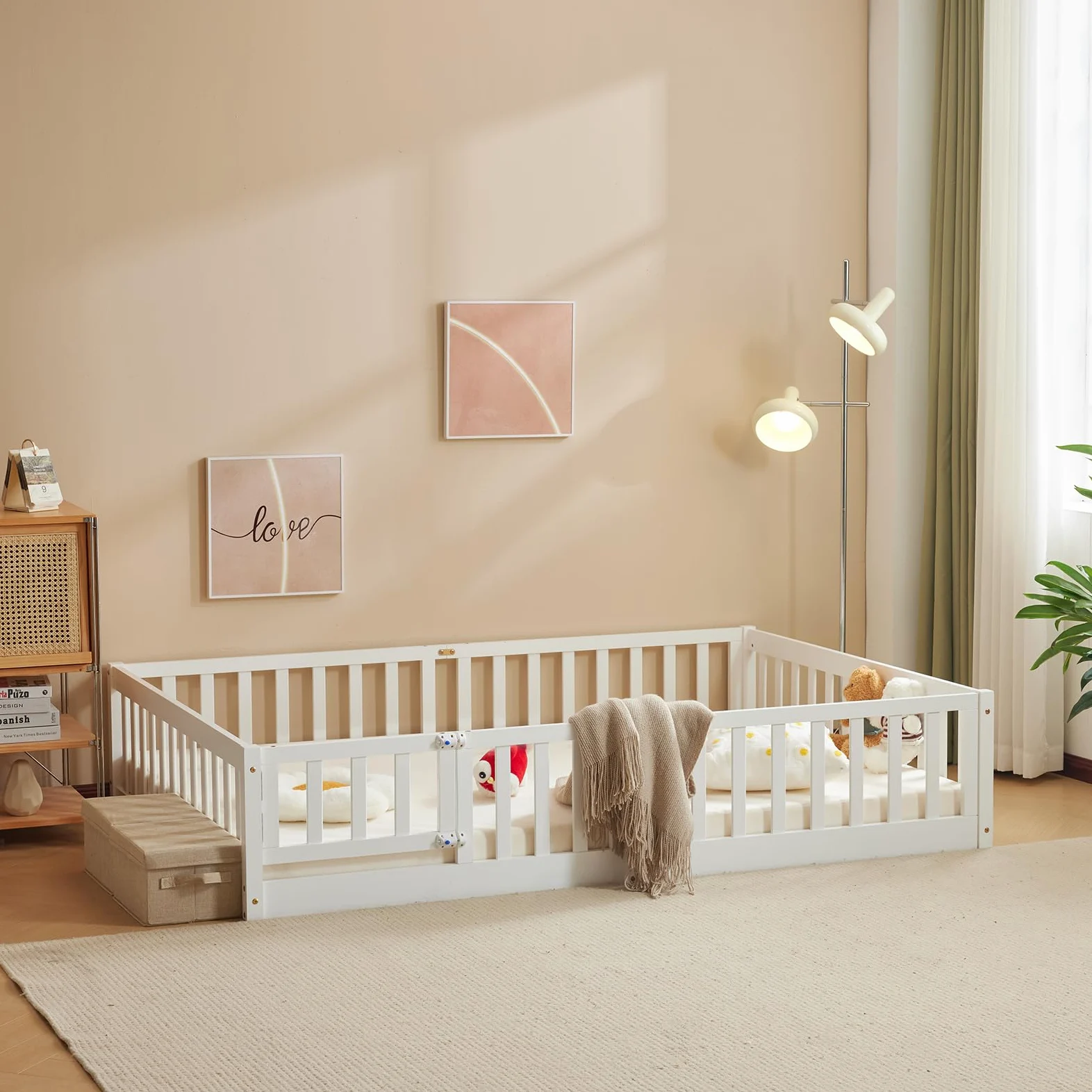 LALAHO Montessori Lit d'enfant Lit au Sol 90x190 cm - Bois Massif avec Porte et Barrière Sécurisée - 12 Lattes Renforcées, Garde-Corps Intégré - pour Enfants (Blanc)